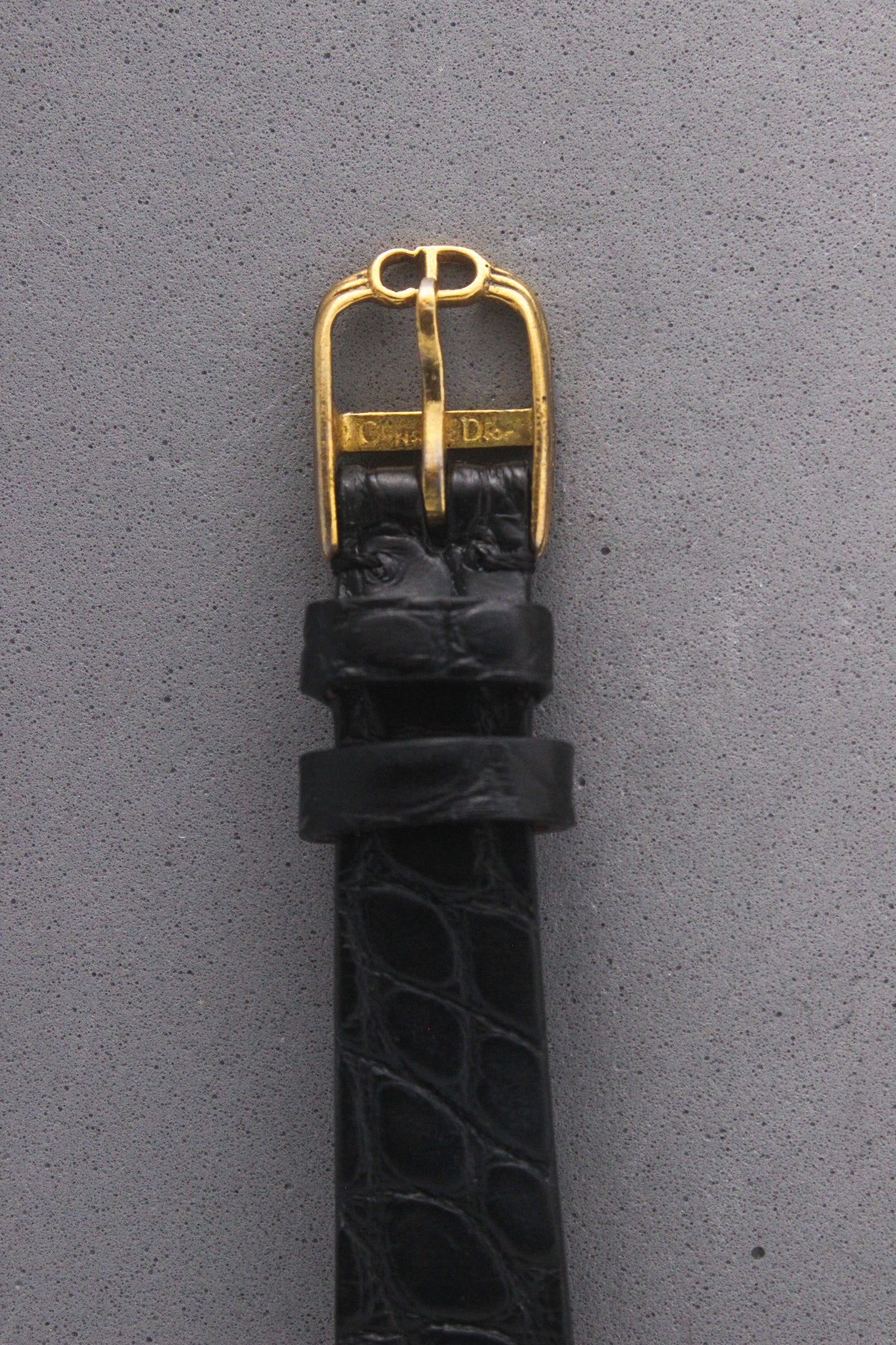 Close-up of the Christian Dior Paris vintage watch’s black alligator leather strap with a gold-tone buckle engraved with the ‘Christian Dior’ logo. A luxurious finishing touch that enhances the elegance and sophistication of this timeless timepiece, ref. 900-11.