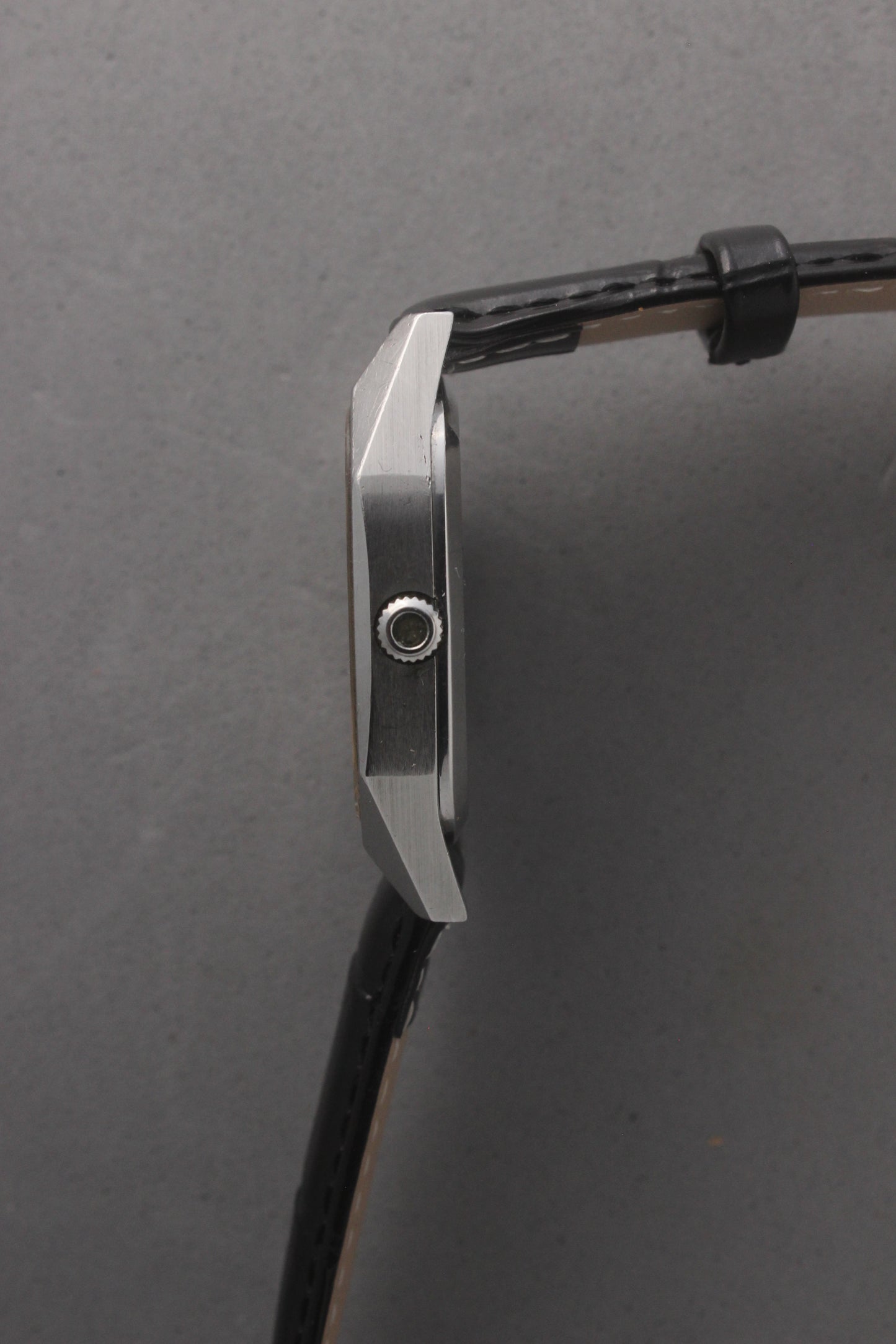 Back view of Omega Quartz Ref. 191.0014, showcasing a stainless steel case back, paired with a genuine leather strap featuring white stitching and size marking.