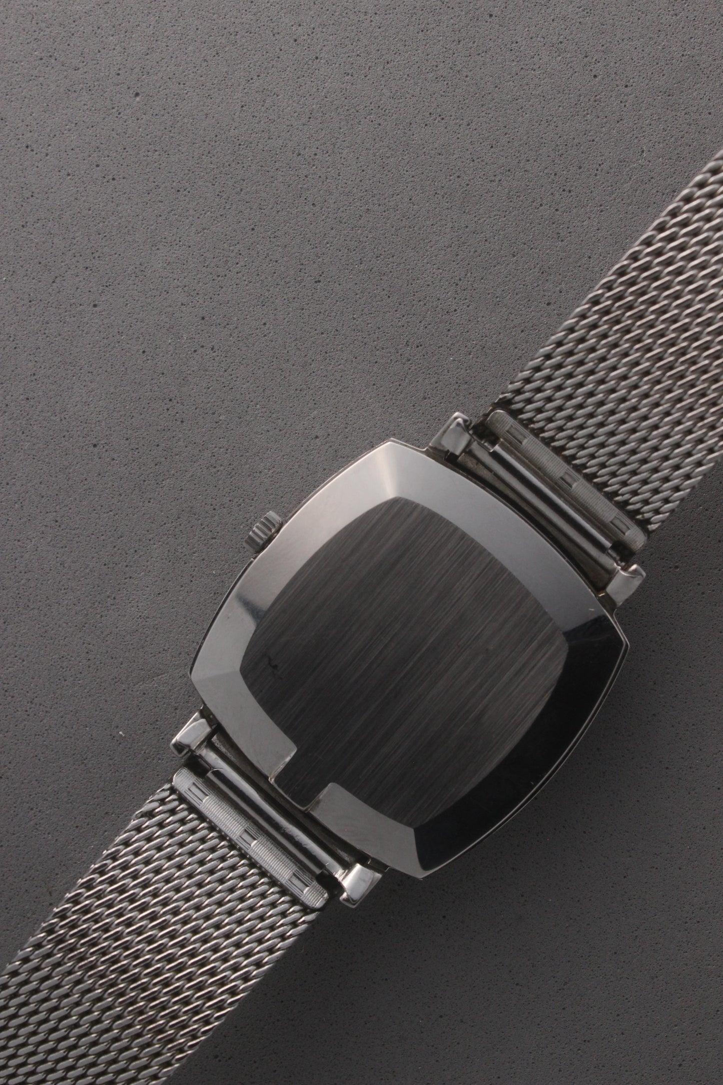 Rear view of the Omega Genève watch, reference number 132.0052, displaying the polished stainless steel case back and seamless integration with the mesh bracelet. Emphasizes the watch’s refined craftsmanship and timeless design for vintage collectors and enthusiasts.