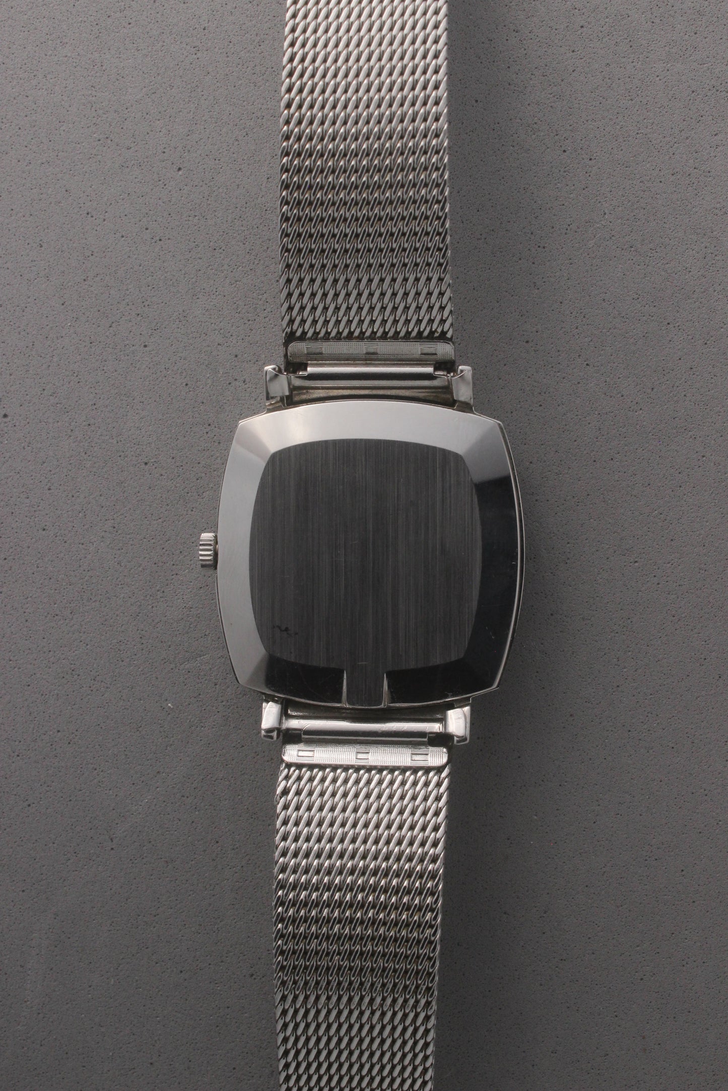 Rear view of the Omega Genève watch, reference number 132.0052, displaying the polished stainless steel case back and seamless integration with the mesh bracelet. Emphasizes the watch’s refined craftsmanship and timeless design for vintage collectors and enthusiasts.