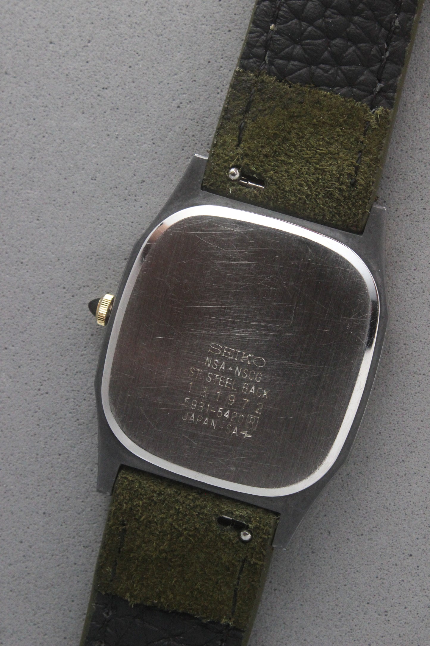 The stainless steel case back of the Seiko Dolce 5931-5420 displays engraved details, including "5931-5420," "NSA*NSCG," and
"Made in Japan." The polished finish emphasizes the watch's premium craftsmanship.