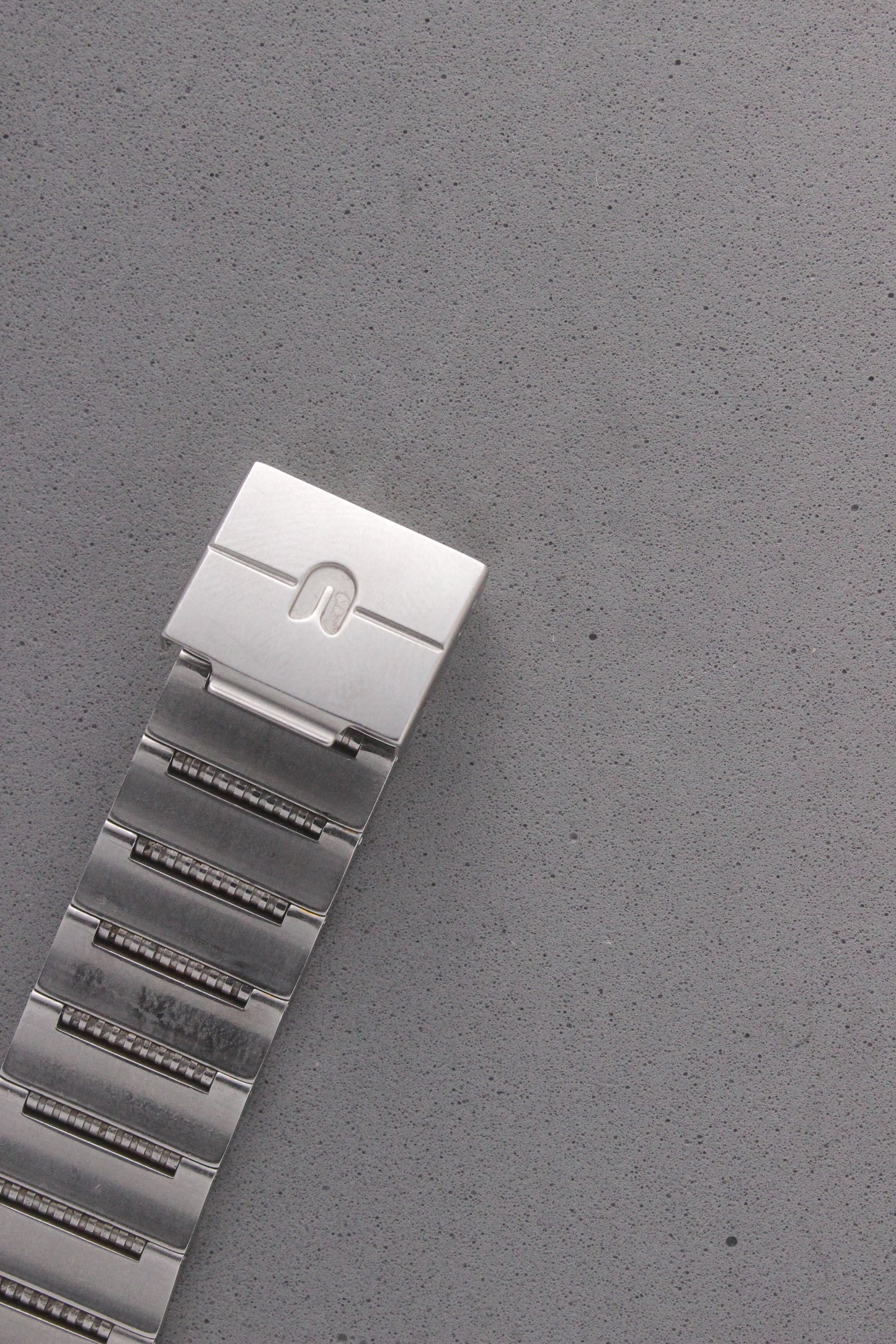 Clasp View of Universal Genève White Shadow Ref. 617-020
Detailed view of the integrated bracelet’s clasp, engraved with the Universal Genève logo, highlighting the craftsmanship and secure fit of this vintage timepiece.