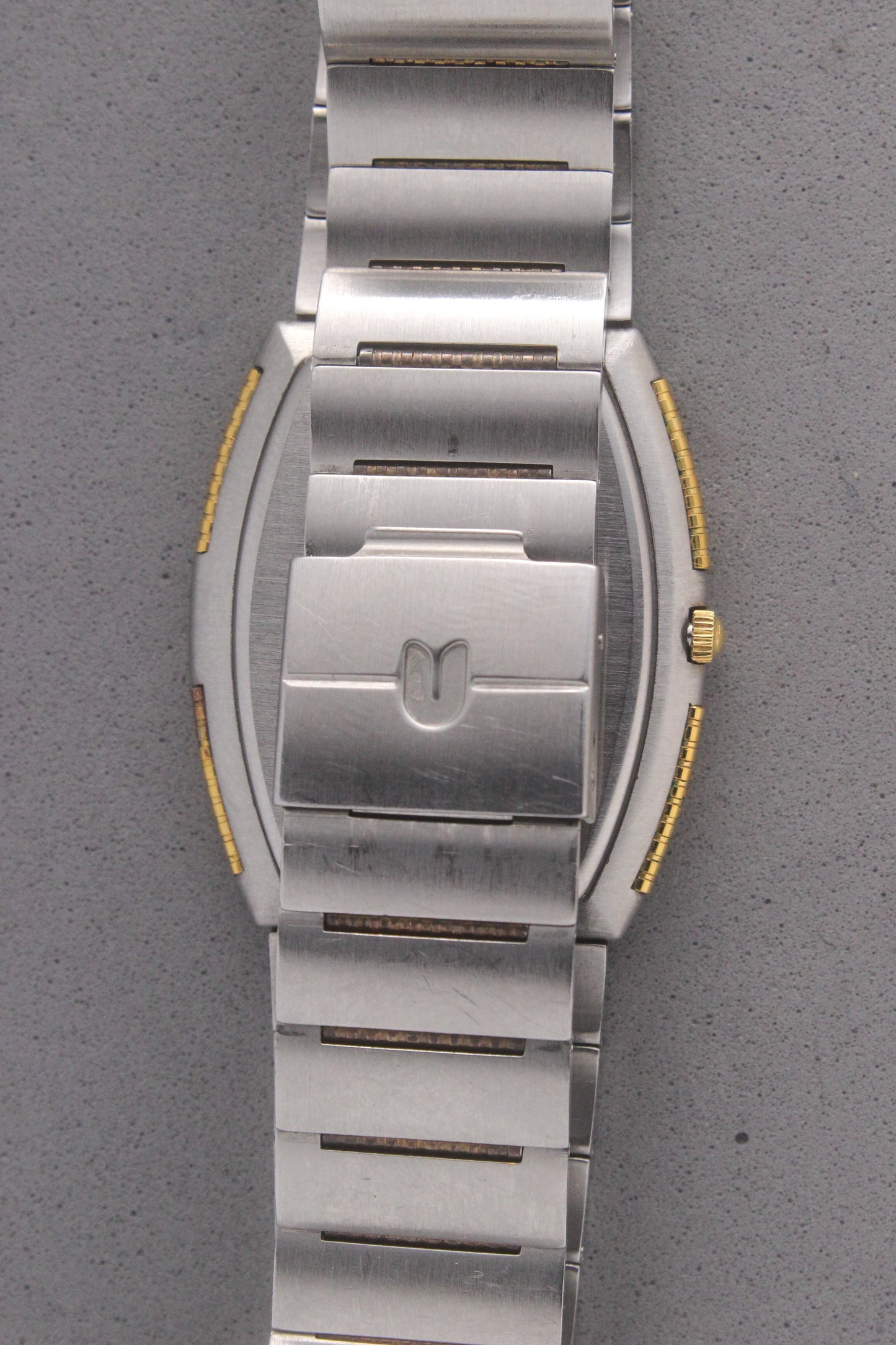 Case Back of Universal Genève White Shadow Ref. 617-020
The stainless steel case back of the Universal Genève White Shadow Ref. 617-020, engraved with the model number “617-020” and “Swiss Made,” reflecting its quality and heritage.