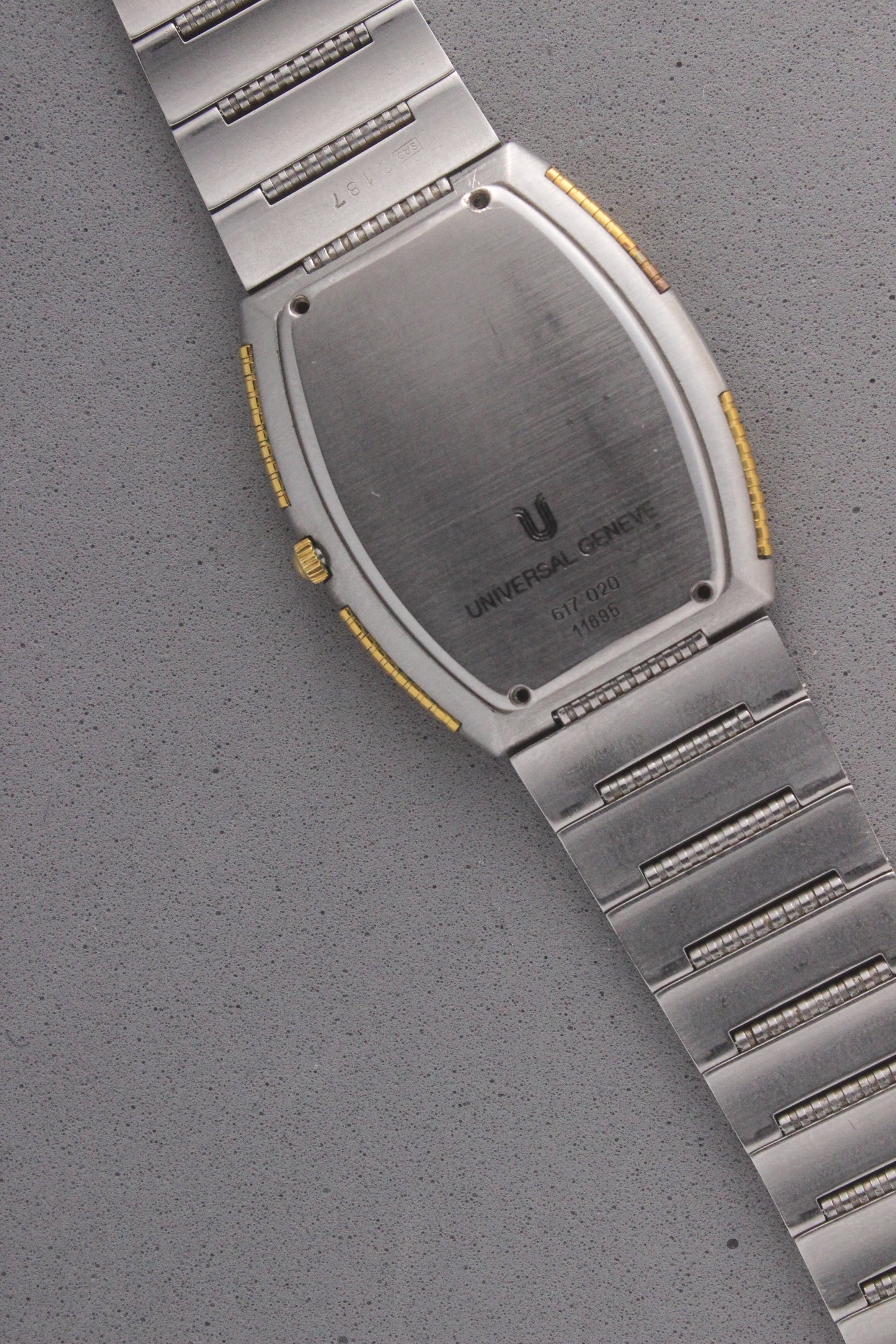 Case Back of Universal Genève White Shadow Ref. 617-020
The stainless steel case back of the Universal Genève White Shadow Ref. 617-020, engraved with the model number “617-020” and “Swiss Made,” reflecting its quality and heritage.