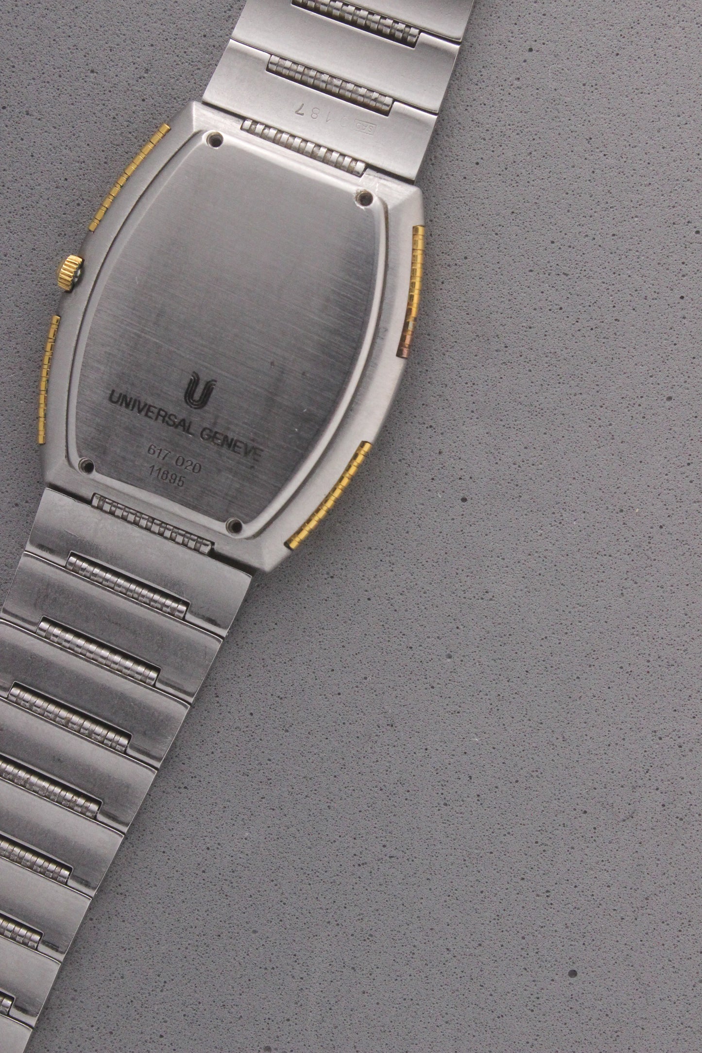 Case Back of Universal Genève White Shadow Ref. 617-020
The stainless steel case back of the Universal Genève White Shadow Ref. 617-020, engraved with the model number “617-020” and “Swiss Made,” reflecting its quality and heritage.