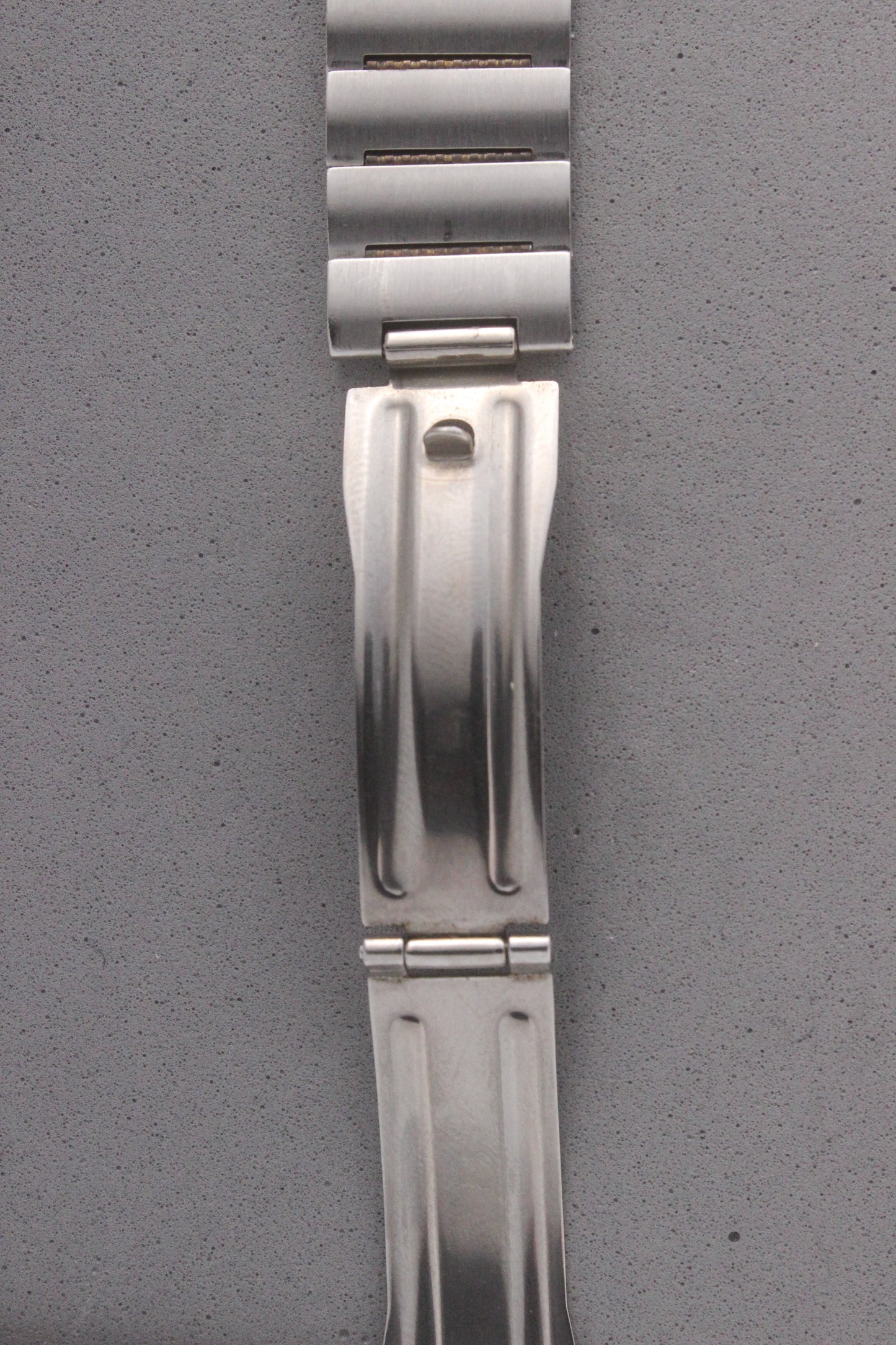 Clasp View of Universal Genève White Shadow Ref. 617-020
Detailed view of the integrated bracelet’s clasp, engraved with the Universal Genève logo, highlighting the craftsmanship and secure fit of this vintage timepiece.