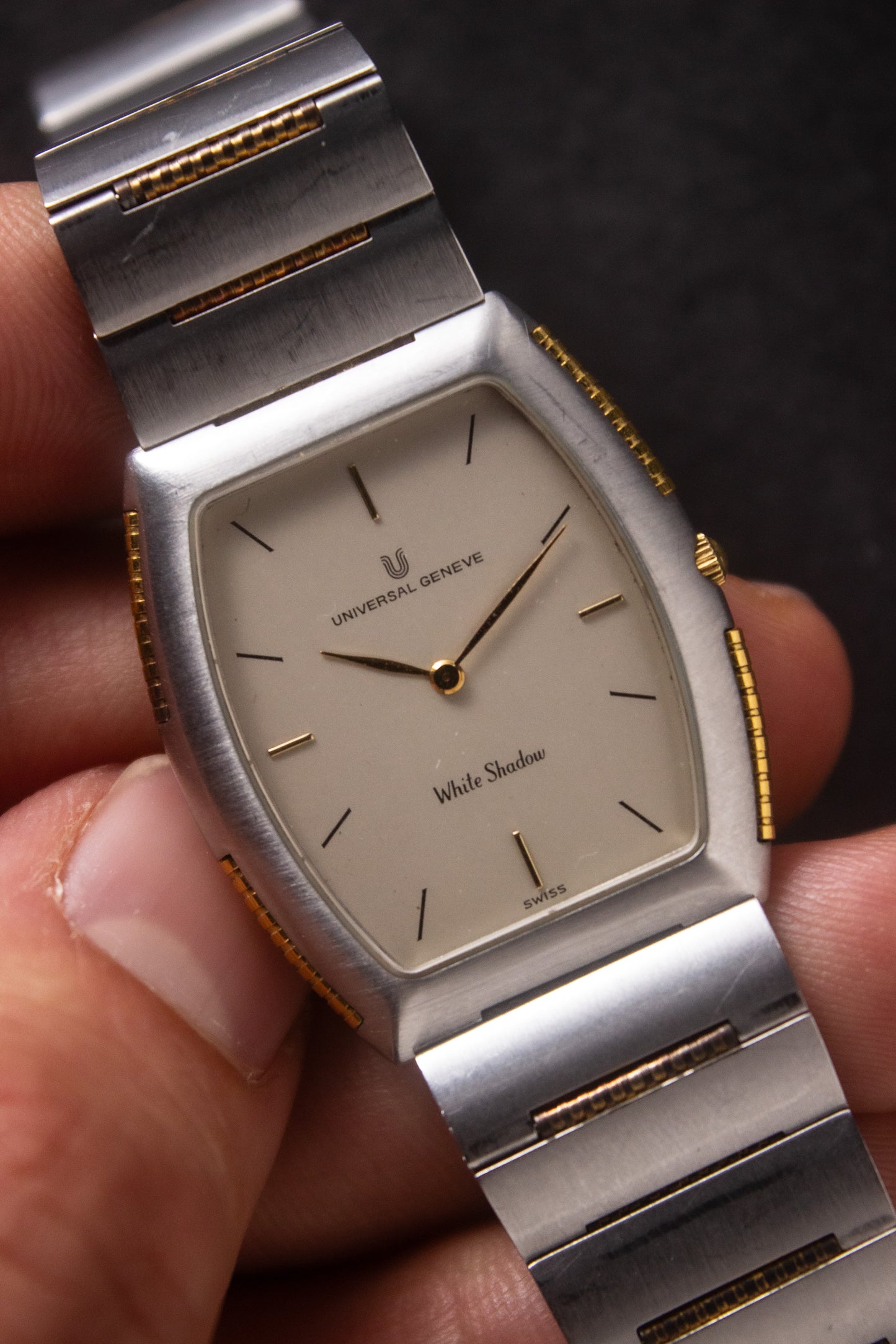Front View of Universal Genève White Shadow Ref. 617-020
A close-up of the Universal Genève White Shadow Ref. 617-020, featuring a sleek tonneau-shaped stainless steel case with gold accents, a clean white dial, and minimalist stick hands and indices. Paired with an integrated stainless steel bracelet for timeless elegance.