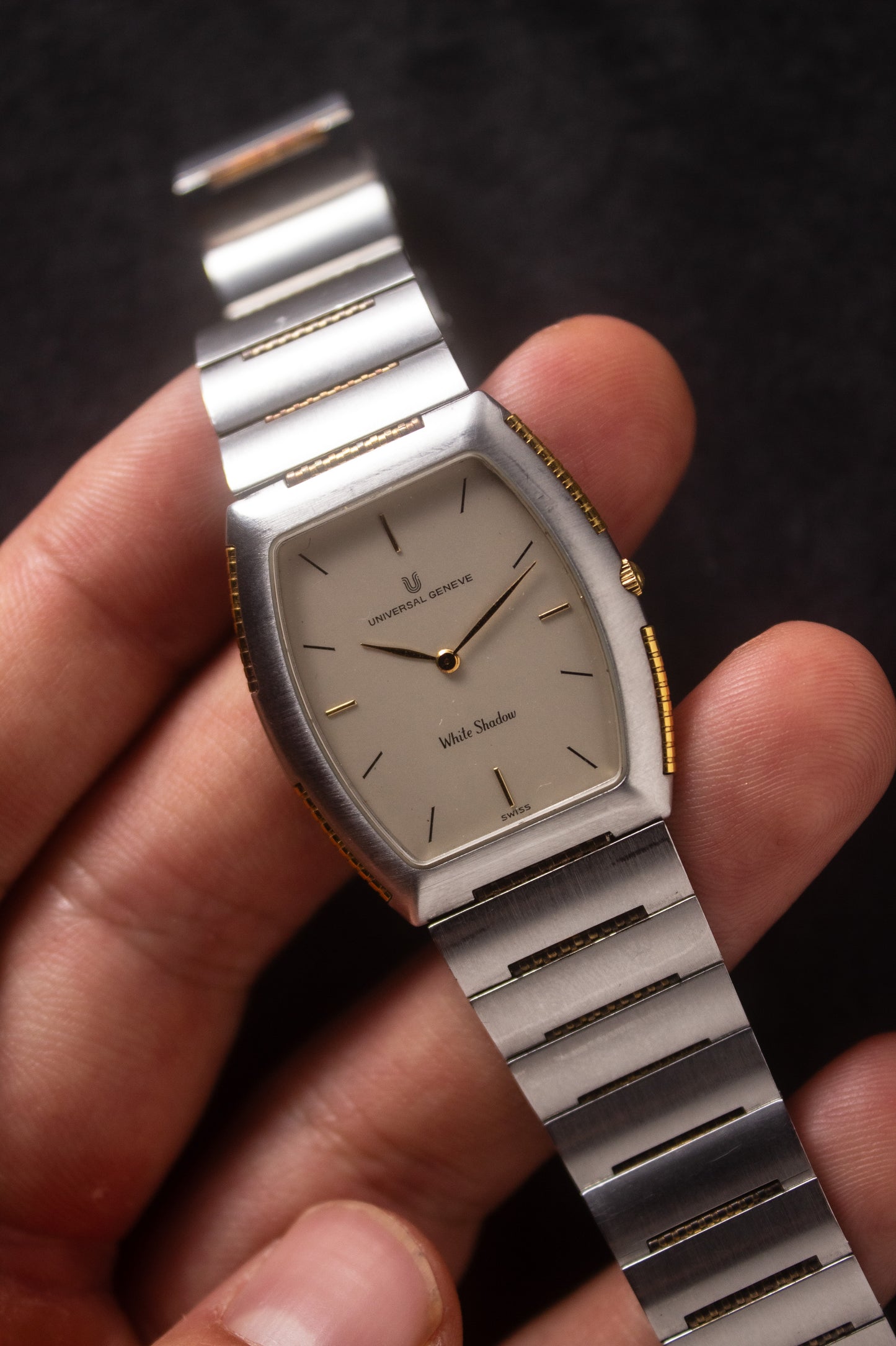 Front View of Universal Genève White Shadow Ref. 617-020
A close-up of the Universal Genève White Shadow Ref. 617-020, featuring a sleek tonneau-shaped stainless steel case with gold accents, a clean white dial, and minimalist stick hands and indices. Paired with an integrated stainless steel bracelet for timeless elegance.