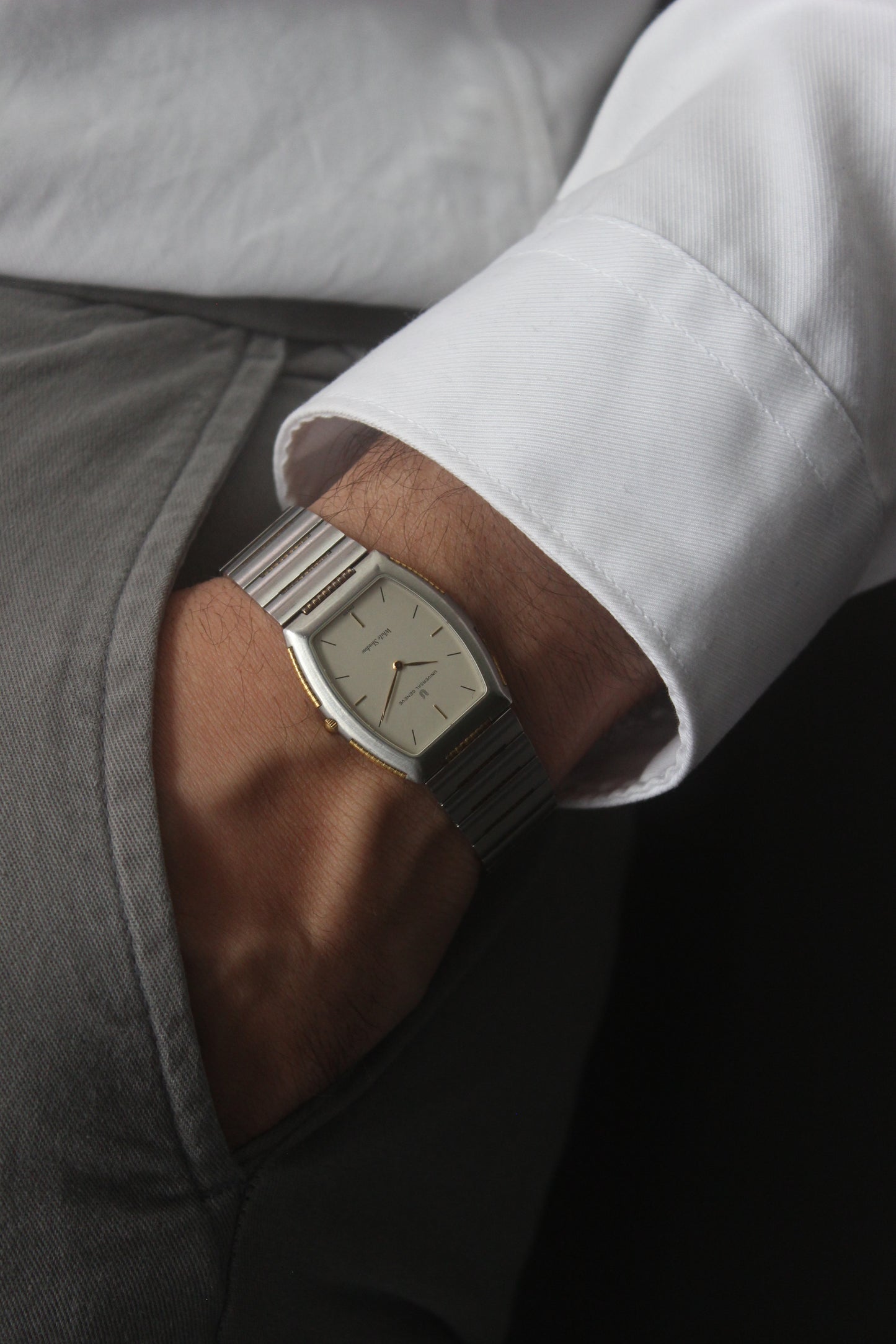 Front View of Universal Genève White Shadow Ref. 617-020
A close-up of the Universal Genève White Shadow Ref. 617-020, featuring a sleek tonneau-shaped stainless steel case with gold accents, a clean white dial, and minimalist stick hands and indices. Paired with an integrated stainless steel bracelet for timeless elegance.