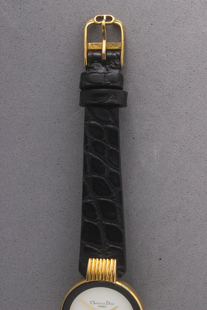 Close-up of the Christian Dior Paris vintage watch’s black alligator leather strap with a gold-tone buckle engraved with the ‘Christian Dior’ logo. A luxurious finishing touch that enhances the elegance and sophistication of this timeless timepiece, ref. 900-11.