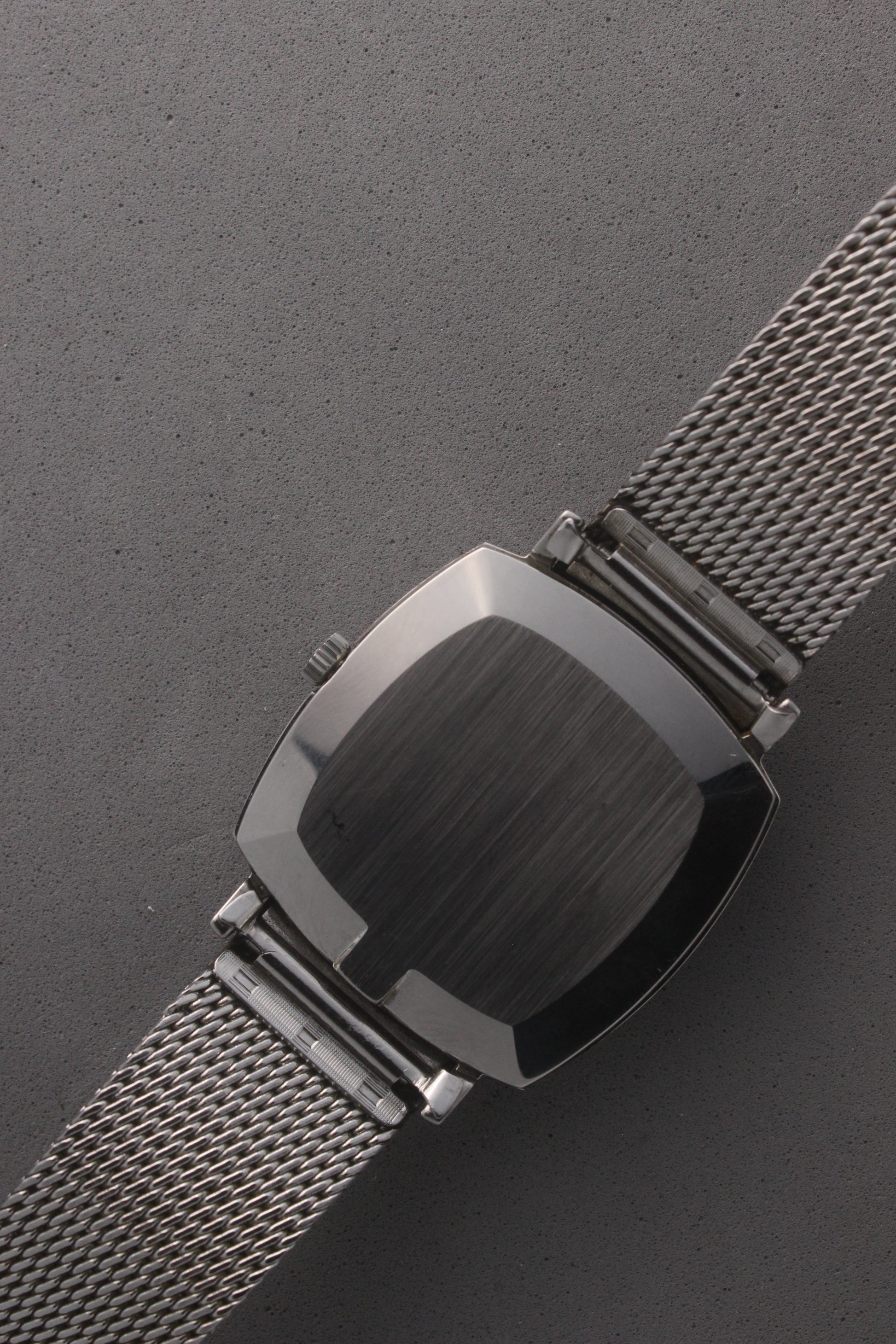 Rear view of the Omega Genève watch, reference number 132.0052, displaying the polished stainless steel case back and seamless integration with the mesh bracelet. Emphasizes the watch’s refined craftsmanship and timeless design for vintage collectors and enthusiasts.