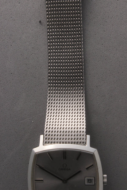 Close-up view of the stainless steel mesh bracelet from the Omega Genève watch, reference number 132.0052, showcasing its intricate woven design and elegant craftsmanship. Ideal for collectors seeking timeless sophistication and durability.