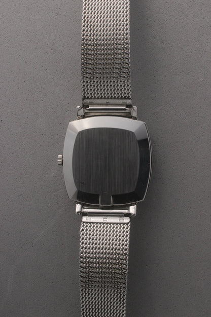 Rear view of the Omega Genève watch, reference number 132.0052, displaying the polished stainless steel case back and seamless integration with the mesh bracelet. Emphasizes the watch’s refined craftsmanship and timeless design for vintage collectors and enthusiasts.