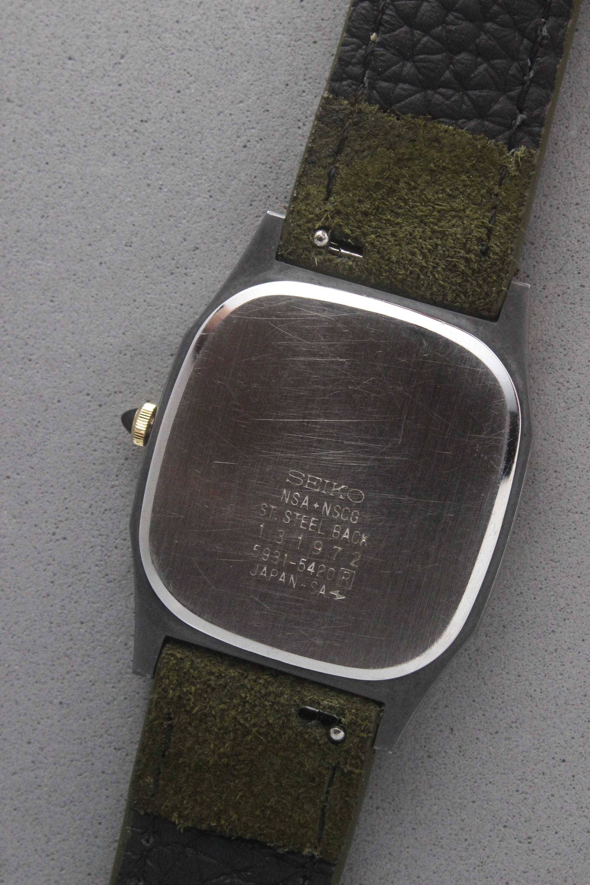 The stainless steel case back of the Seiko Dolce 5931-5420 displays engraved details, including "5931-5420," "NSA*NSCG," and
"Made in Japan." The polished finish emphasizes the watch's premium craftsmanship.