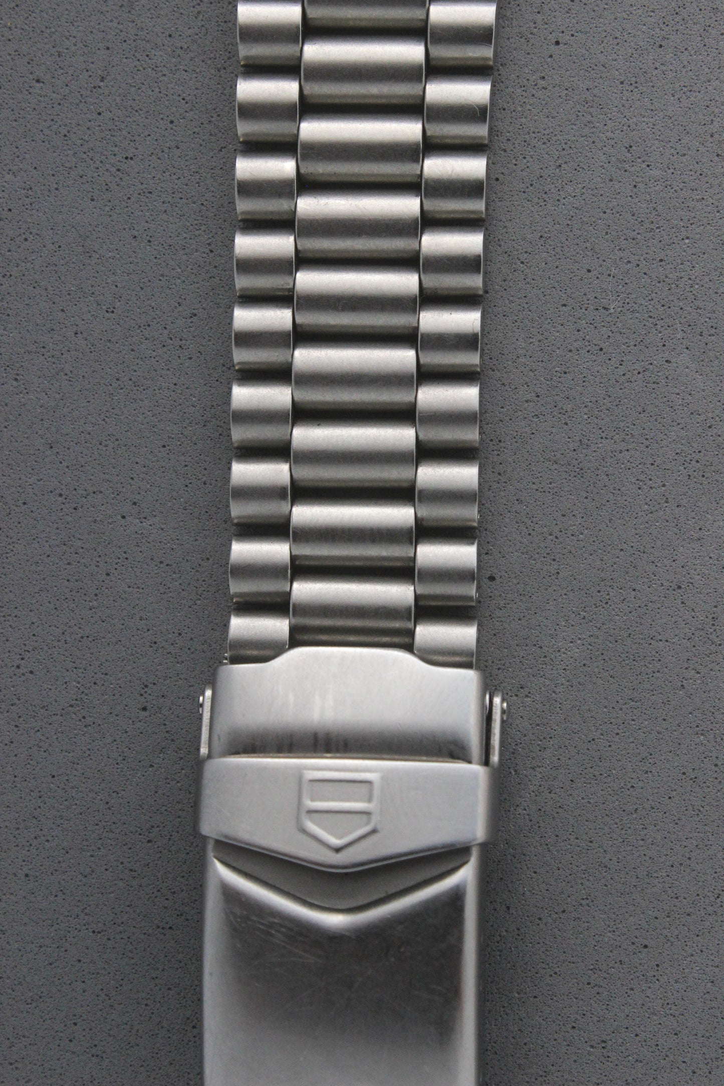 A detailed view of the stainless steel bracelet of the TAG Heuer Professional Ref. 962.213R, highlighting its durable links and refined construction. The design ensures a secure and comfortable fit.