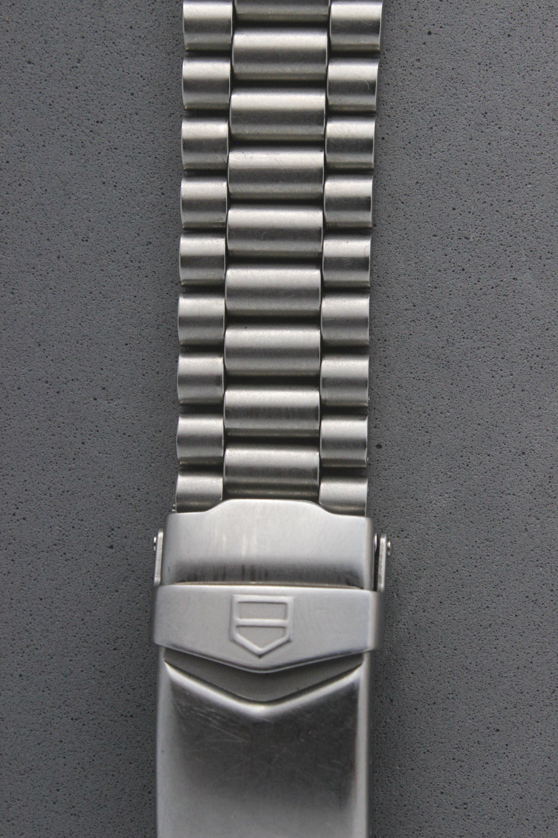 A detailed view of the stainless steel bracelet of the TAG Heuer Professional Ref. 962.213R, highlighting its durable links and refined construction. The design ensures a secure and comfortable fit.