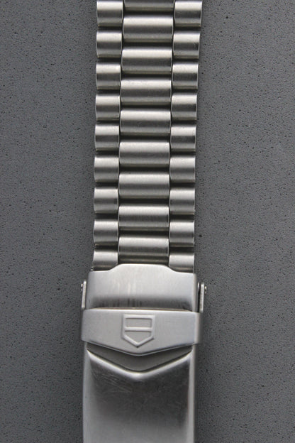 A detailed view of the stainless steel bracelet of the TAG Heuer Professional Ref. 962.213R, highlighting its durable links and refined construction. The design ensures a secure and comfortable fit.