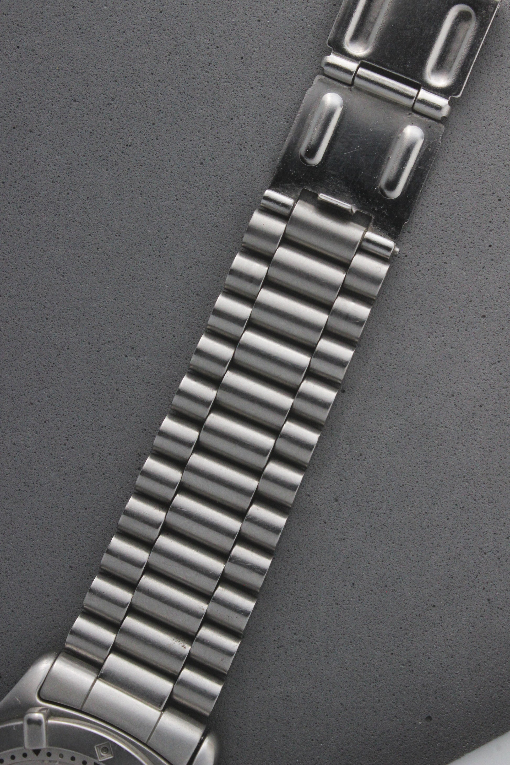 A detailed view of the stainless steel bracelet of the TAG Heuer Professional Ref. 962.213R, highlighting its durable links and refined construction. The design ensures a secure and comfortable fit.
