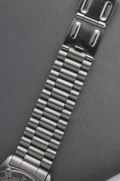 A detailed view of the stainless steel bracelet of the TAG Heuer Professional Ref. 962.213R, highlighting its durable links and refined construction. The design ensures a secure and comfortable fit.