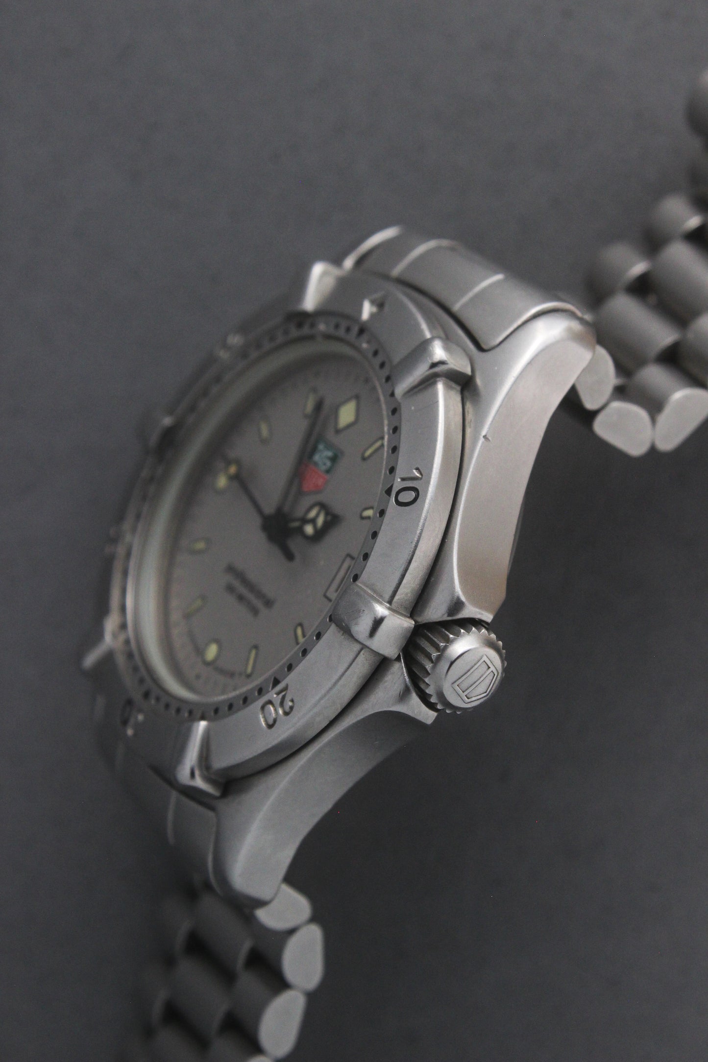 Close-up of the TAG Heuer Professional Ref.
962.213R case back showcasing engravings including "962.213R," "Water Resistant 200m
Tested," and "Swiss Made." The TAG Heuer logo and brushed stainless steel highlight the quality craftsmanship.