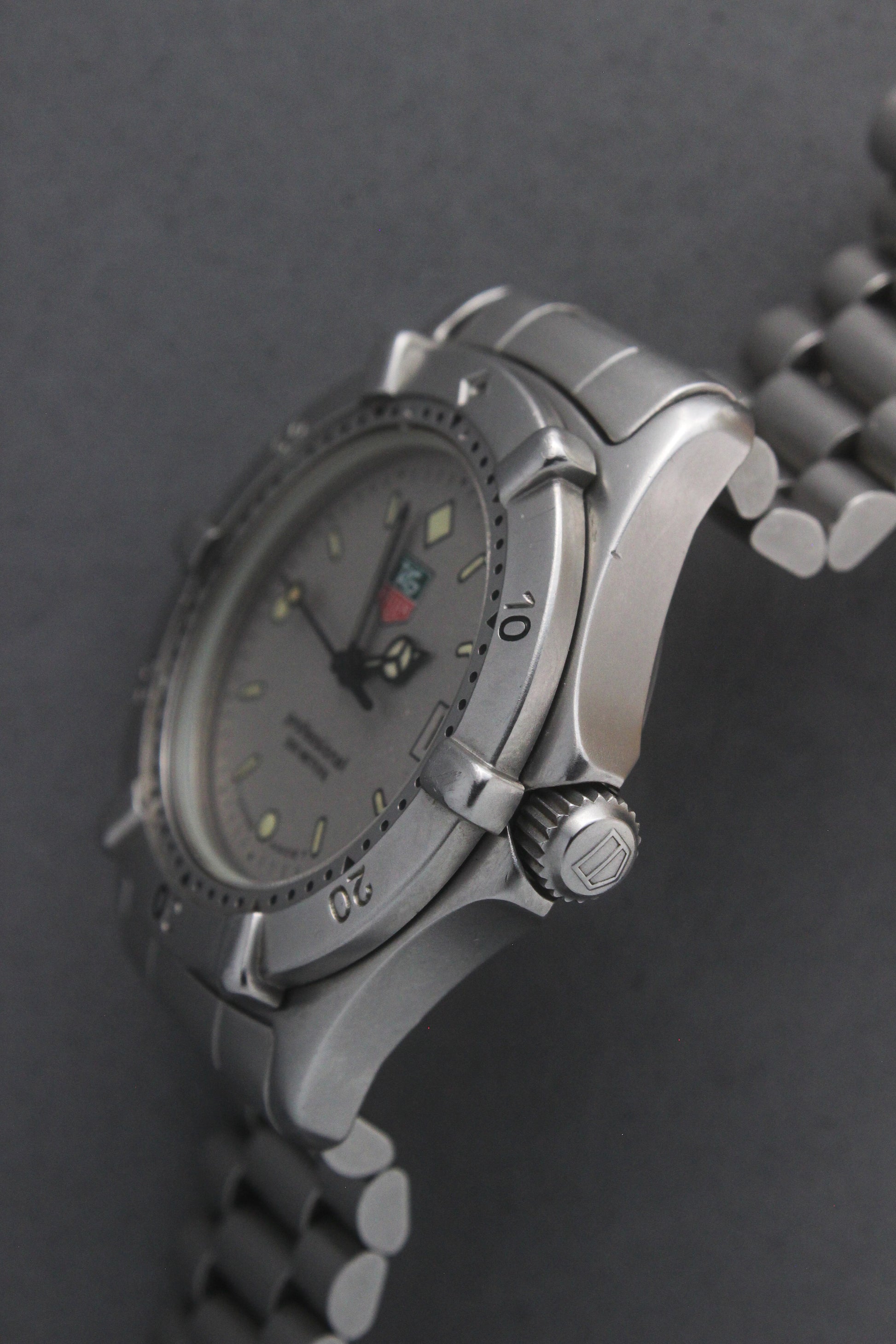 Close-up of the TAG Heuer Professional Ref.
962.213R case back showcasing engravings including "962.213R," "Water Resistant 200m
Tested," and "Swiss Made." The TAG Heuer logo and brushed stainless steel highlight the quality craftsmanship.