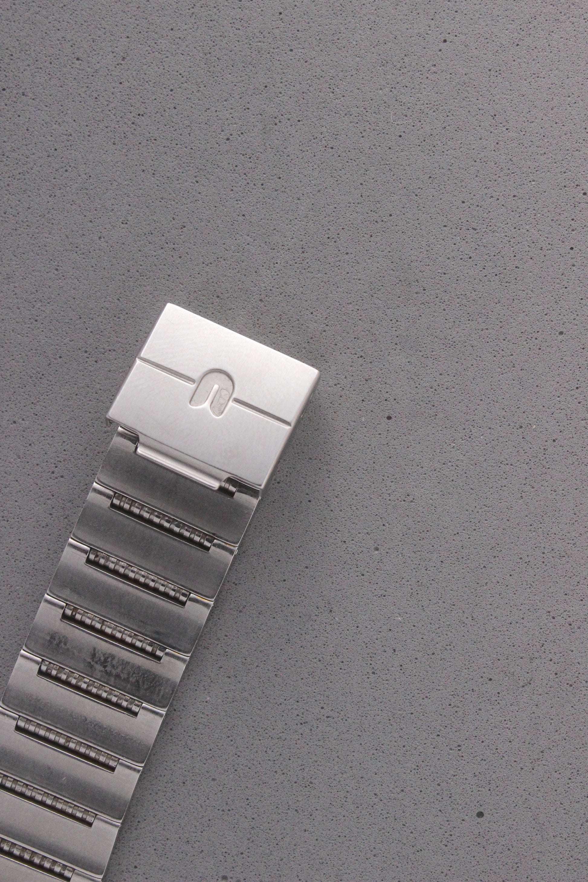 Clasp View of Universal Genève White Shadow Ref. 617-020
Detailed view of the integrated bracelet’s clasp, engraved with the Universal Genève logo, highlighting the craftsmanship and secure fit of this vintage timepiece.