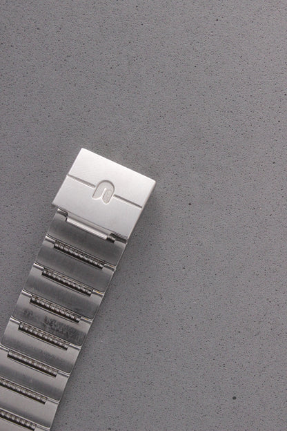 Clasp View of Universal Genève White Shadow Ref. 617-020
Detailed view of the integrated bracelet’s clasp, engraved with the Universal Genève logo, highlighting the craftsmanship and secure fit of this vintage timepiece.