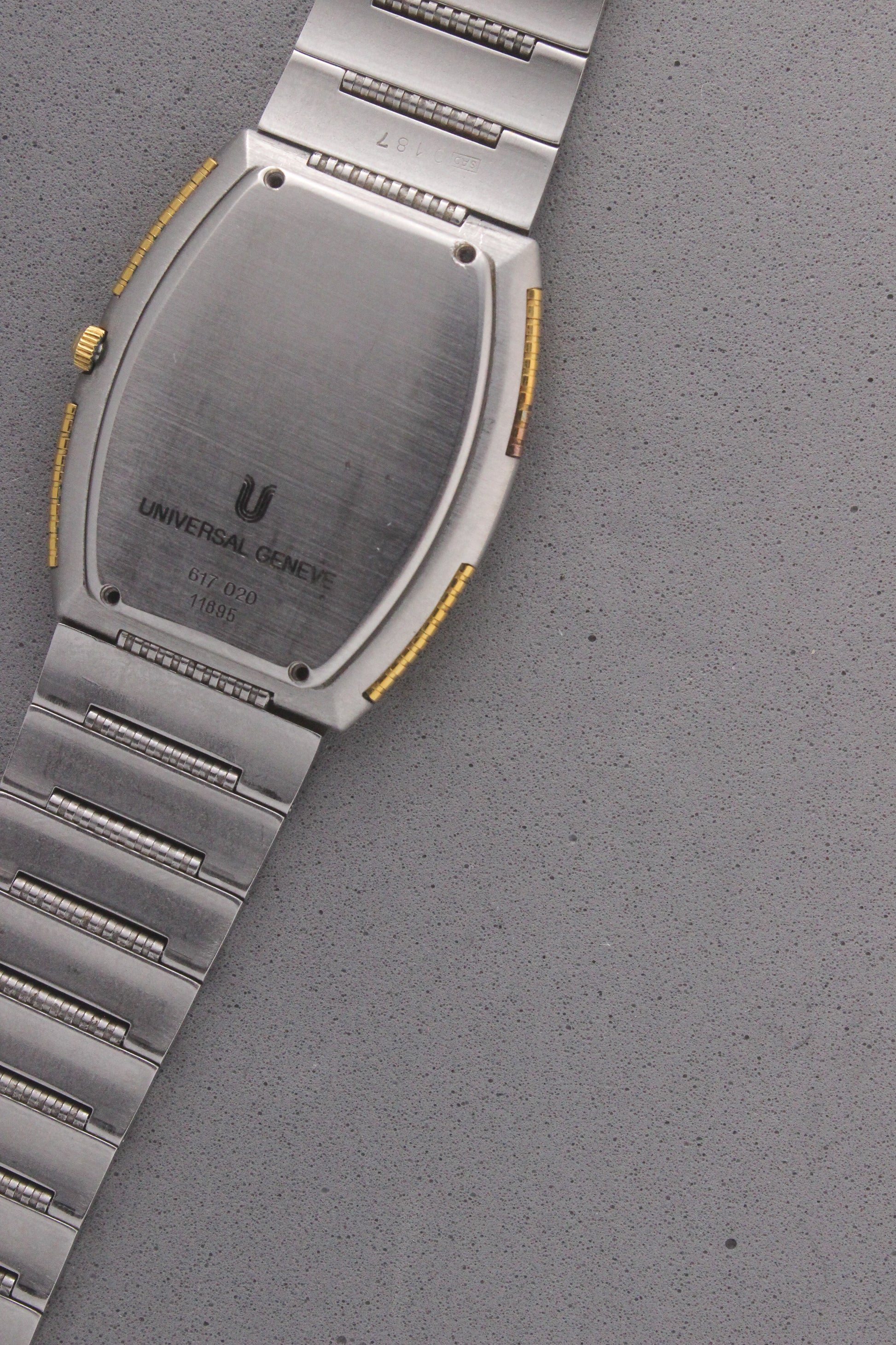 Case Back of Universal Genève White Shadow Ref. 617-020
The stainless steel case back of the Universal Genève White Shadow Ref. 617-020, engraved with the model number “617-020” and “Swiss Made,” reflecting its quality and heritage.