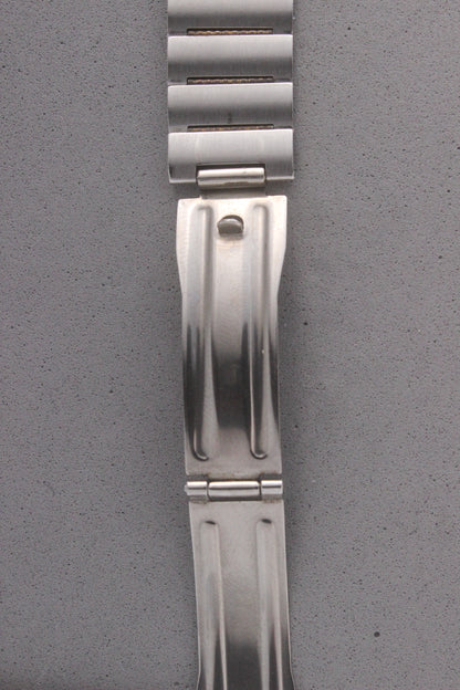 Clasp View of Universal Genève White Shadow Ref. 617-020
Detailed view of the integrated bracelet’s clasp, engraved with the Universal Genève logo, highlighting the craftsmanship and secure fit of this vintage timepiece.