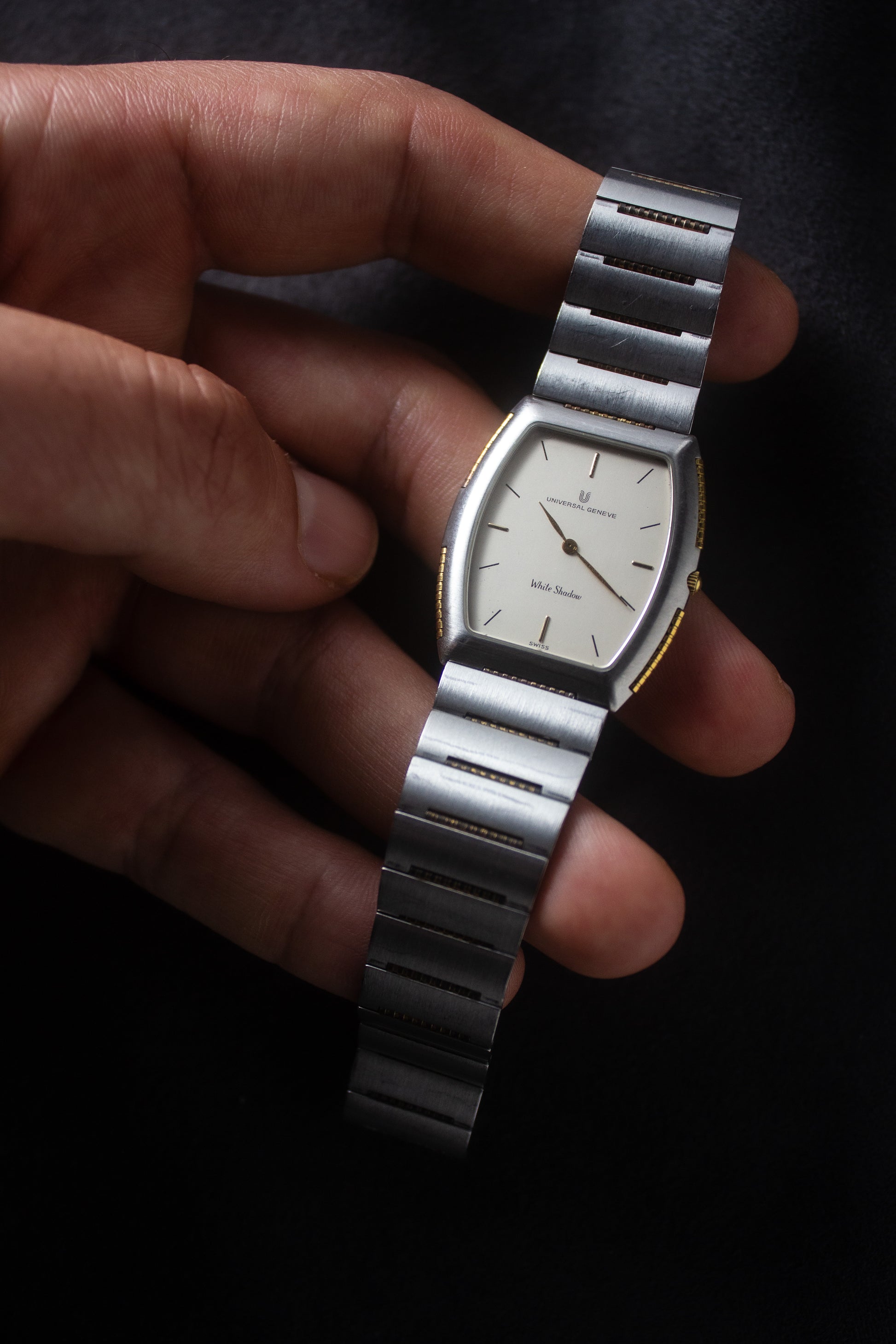 Front View of Universal Genève White Shadow Ref. 617-020
A close-up of the Universal Genève White Shadow Ref. 617-020, featuring a sleek tonneau-shaped stainless steel case with gold accents, a clean white dial, and minimalist stick hands and indices. Paired with an integrated stainless steel bracelet for timeless elegance.