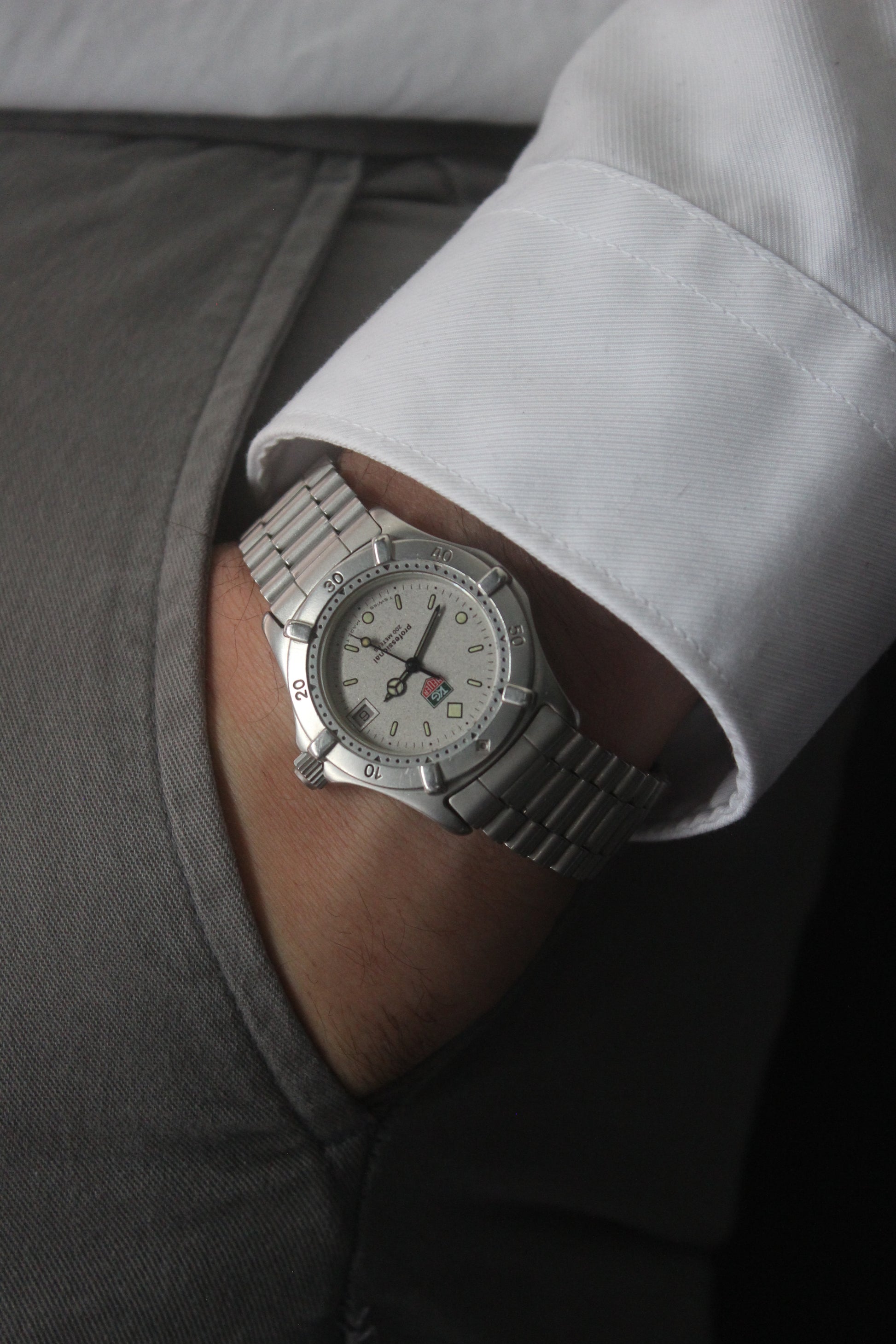 Close-up of the TAG Heuer Professional Ref.
962.213R case back showcasing engravings including "962.213R," "Water Resistant 200m
Tested," and "Swiss Made." The TAG Heuer logo and brushed stainless steel highlight the quality craftsmanship.